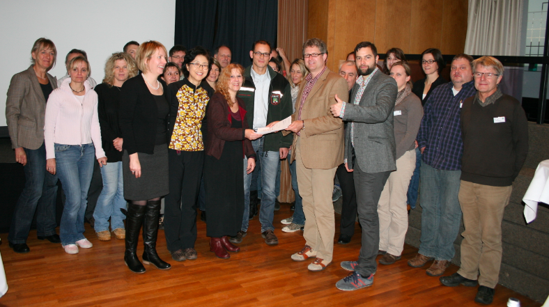 Urkundenübergabe 1. Reihe von links nach rechts, Dr. Beate Kohler, Dr. Hee-Jung Chang, Ute Schulte Ostermann BvNW, Dr. Alexander Bittner, Christoph Rullmann SDW Urkundenübergabe 1. Reihe von links nach rechts, Dr. Beate Kohler, Dr. Hee-Jung Chang, Ute Schulte Ostermann BvNW, Dr. Alexander Bittner, Christoph Rullmann SDW